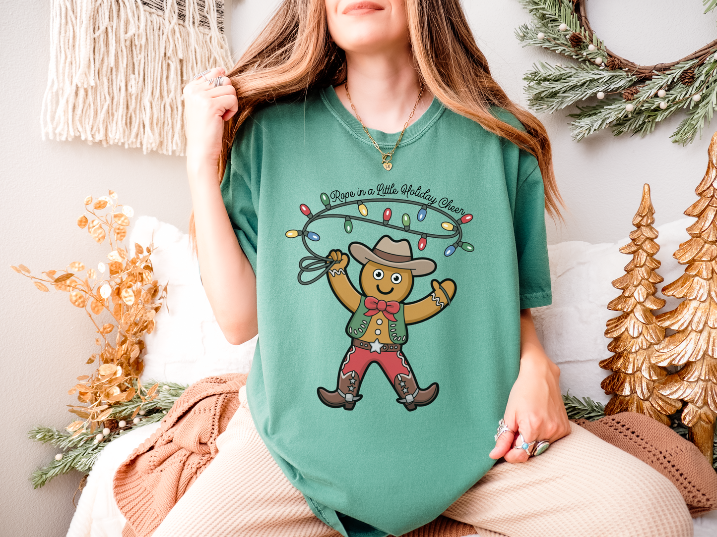Cowboy Gingerbread Western Christmas T-Shirt – Rustic Country Holiday Tee with Lasso Lights & Rodeo Charm